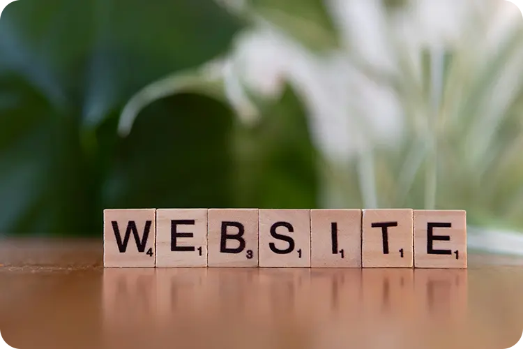 Een houten blok met het woord website op een tafel
