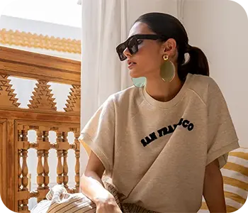 Vrouw draagt een T-shirt van het merk Geisha