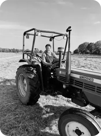 Ivo Ouwerkerk met een tractor