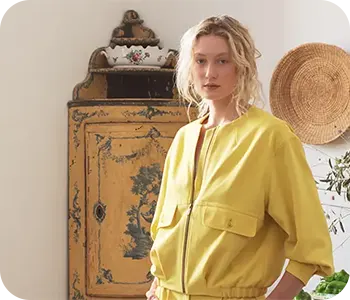 Vrouw gekleed in een Summum-jas